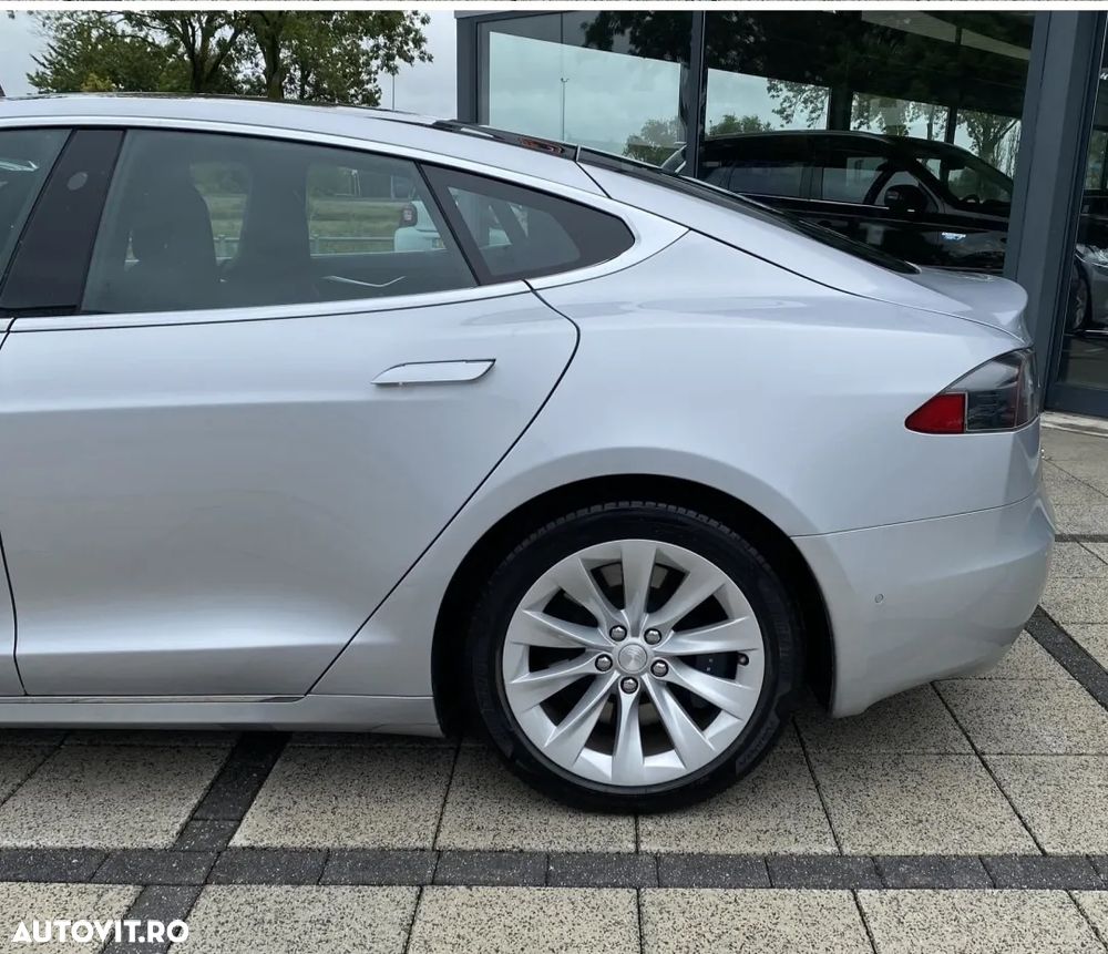 Tesla Model S - 9
