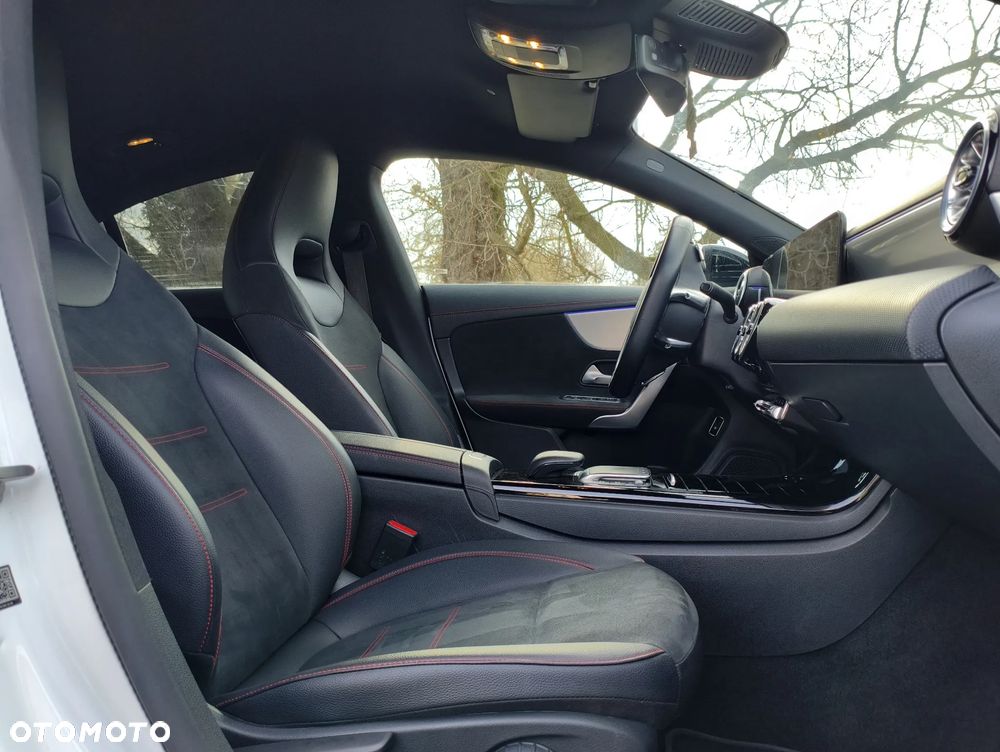 Mercedes-Benz CLA 250 E AMG Line 8G-DCT - 32