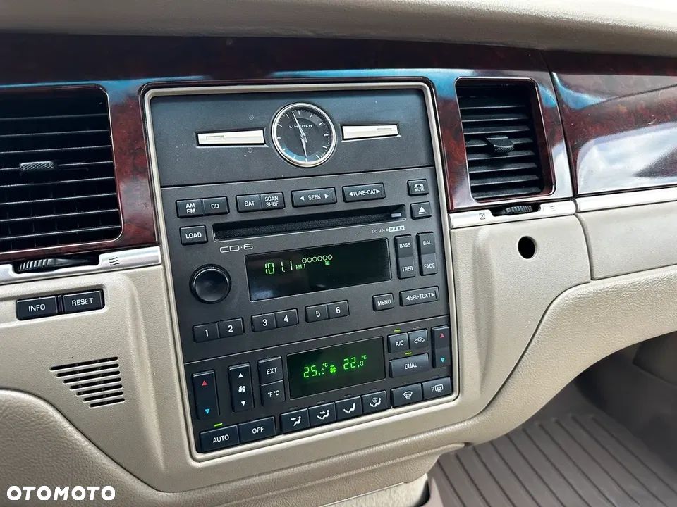 Lincoln Town Car - 26