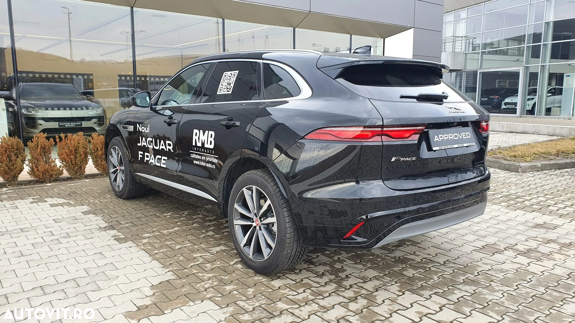 Jaguar F-Pace P250 AWD R-Dynamic SE - 10