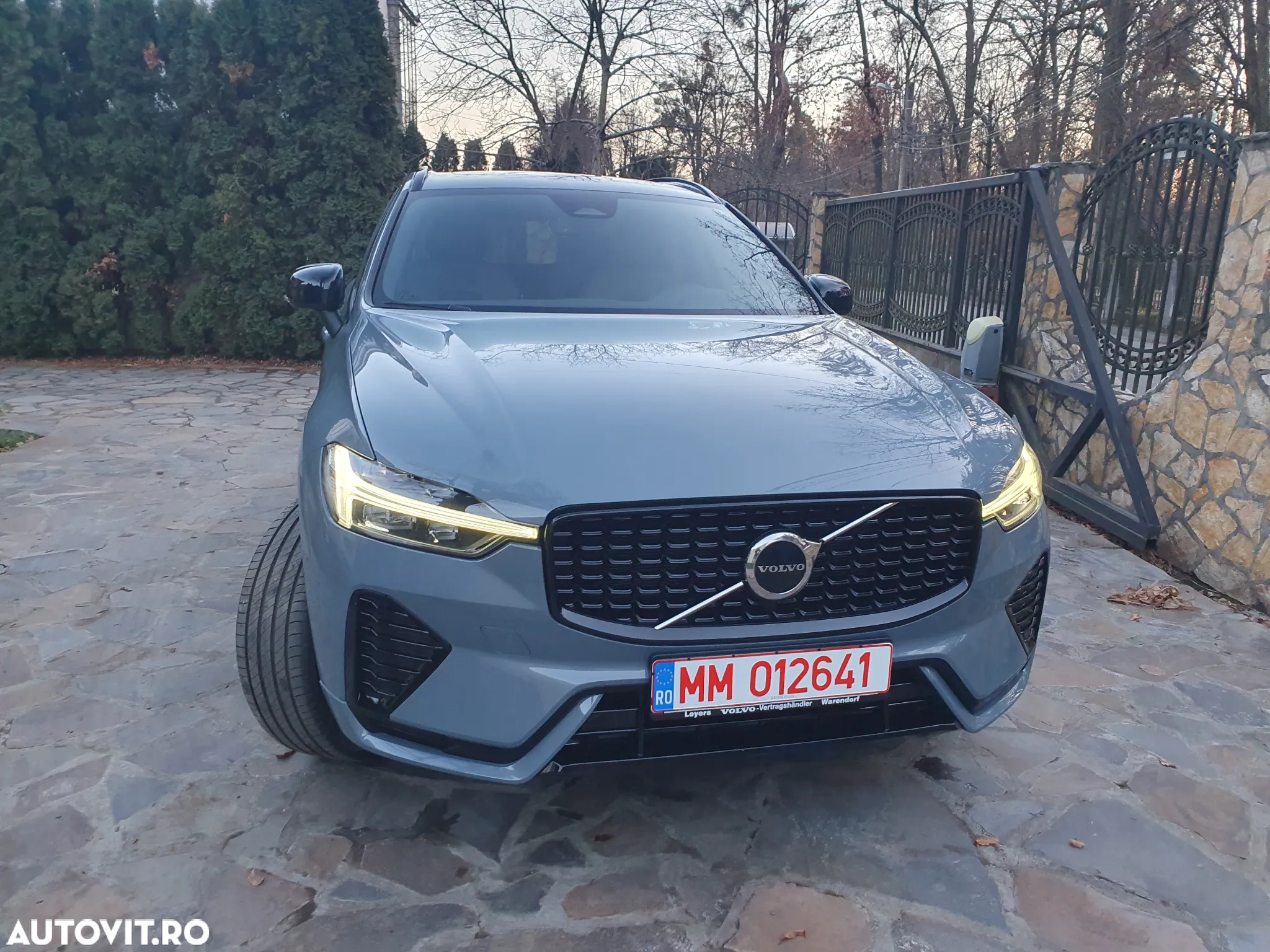 Volvo XC 60 B4 MHEV AT FWD Plus Dark - 13