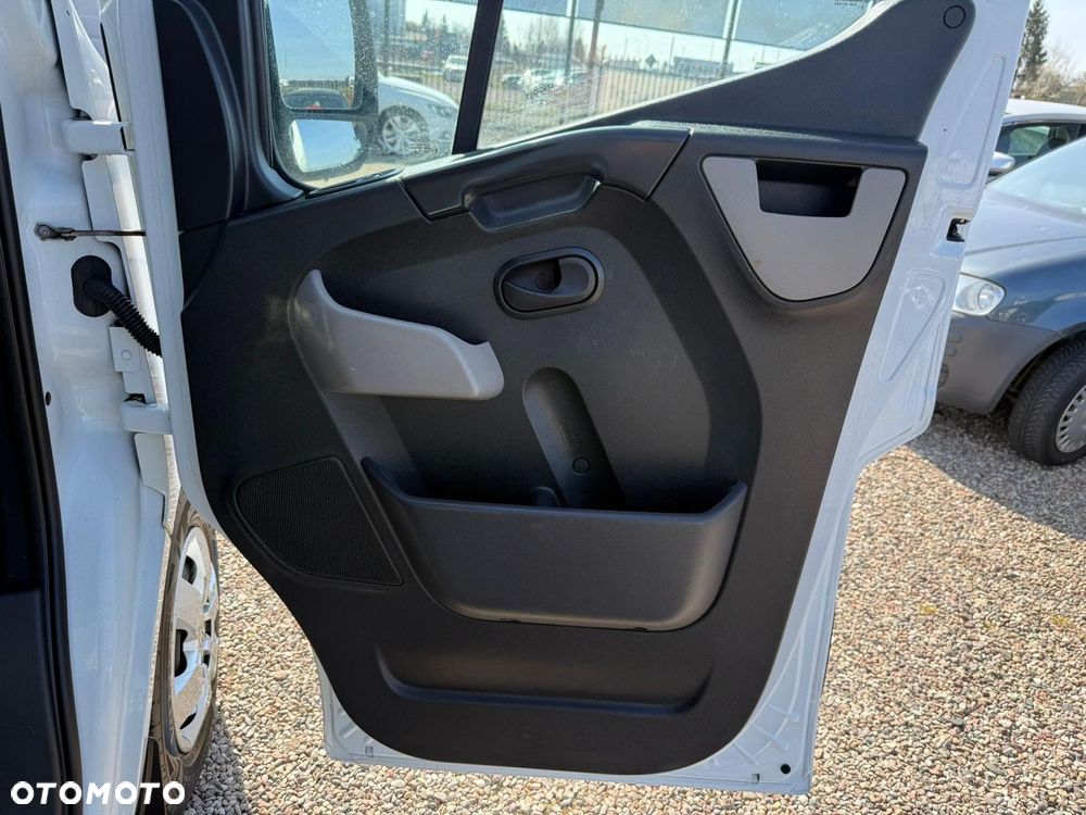 Nissan NV40 - 28