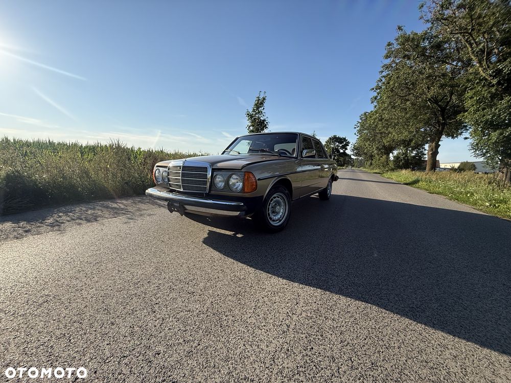 Mercedes-Benz W123 - 1