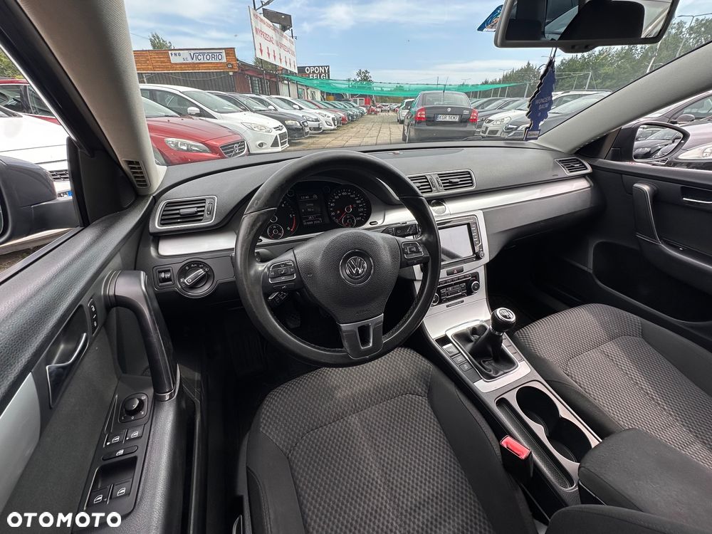 Volkswagen Passat 2.0 TDI Comfortline R-Style - 22