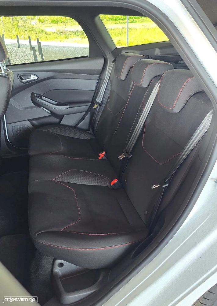 Ford Focus 1.0 EcoBoost S&S ST-LINE - 26