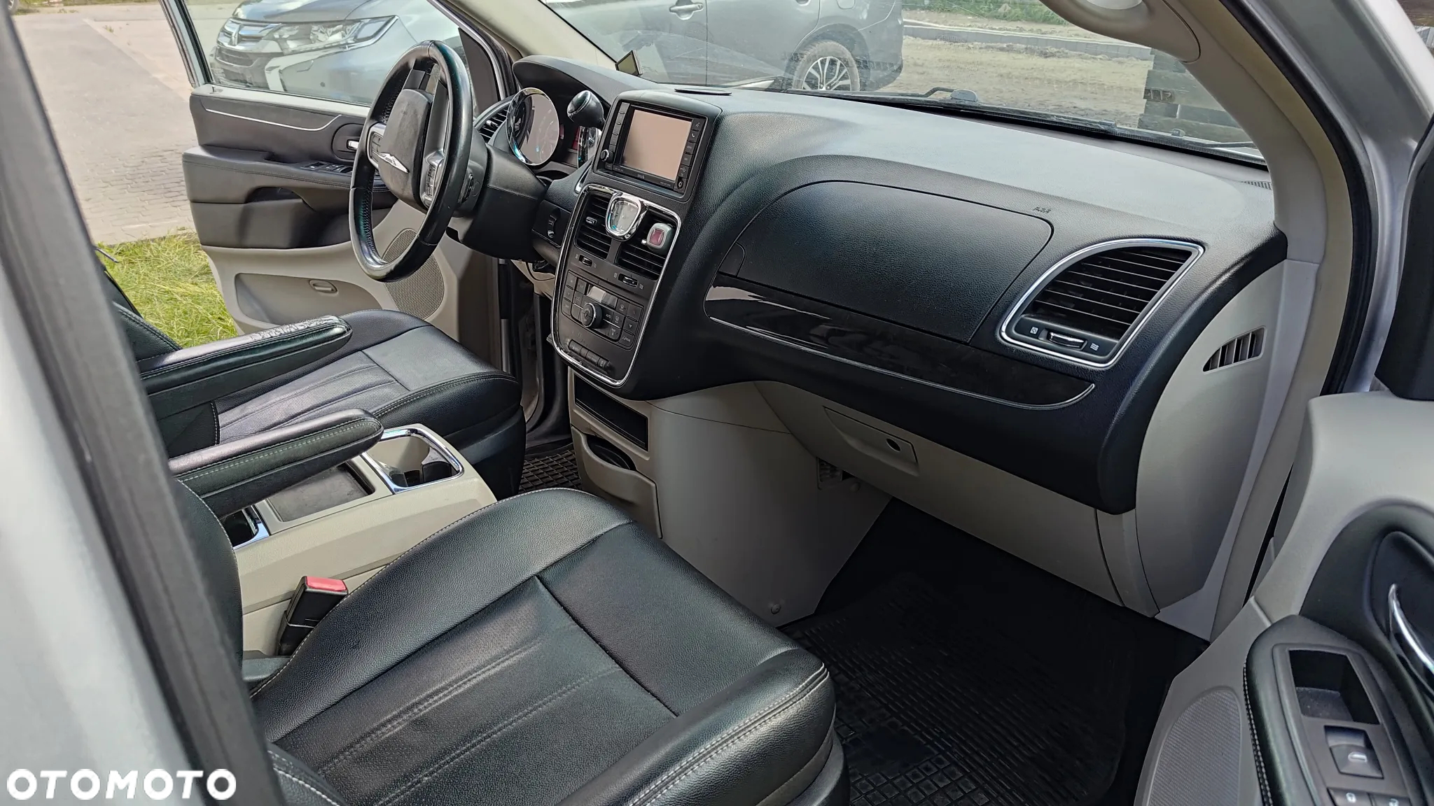Chrysler Town & Country - 11