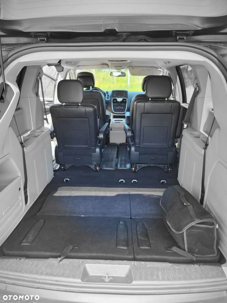 Chrysler Town & Country - 9