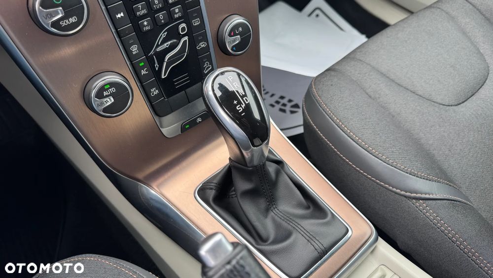 Volvo V40 Cross Country T4 AWD Drive-E Momentum - 22