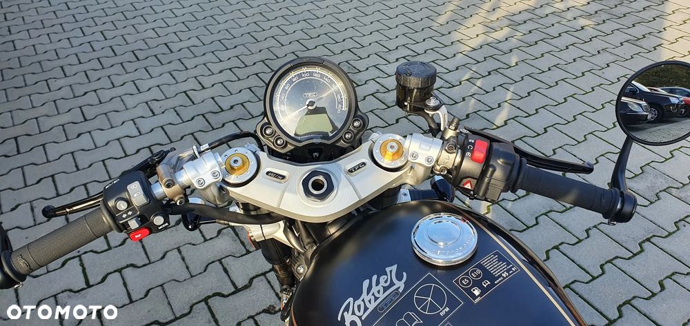 Triumph Bonneville Bobber - 2