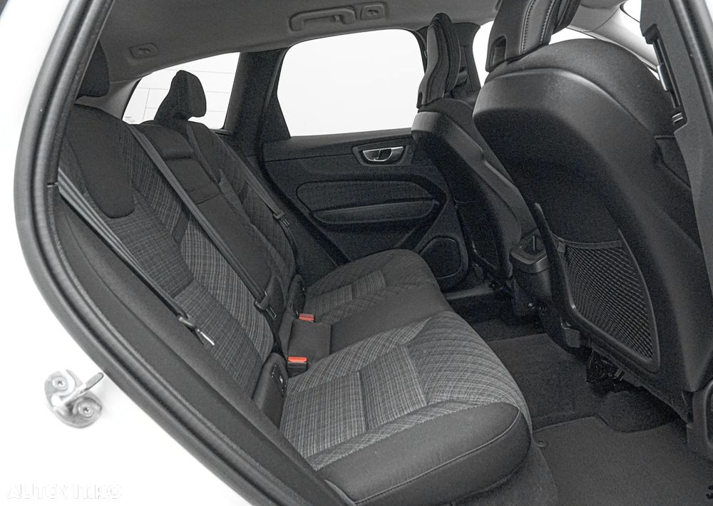 Volvo XC 60 B4 MHEV AT8 AWD Momentum Pro - 17