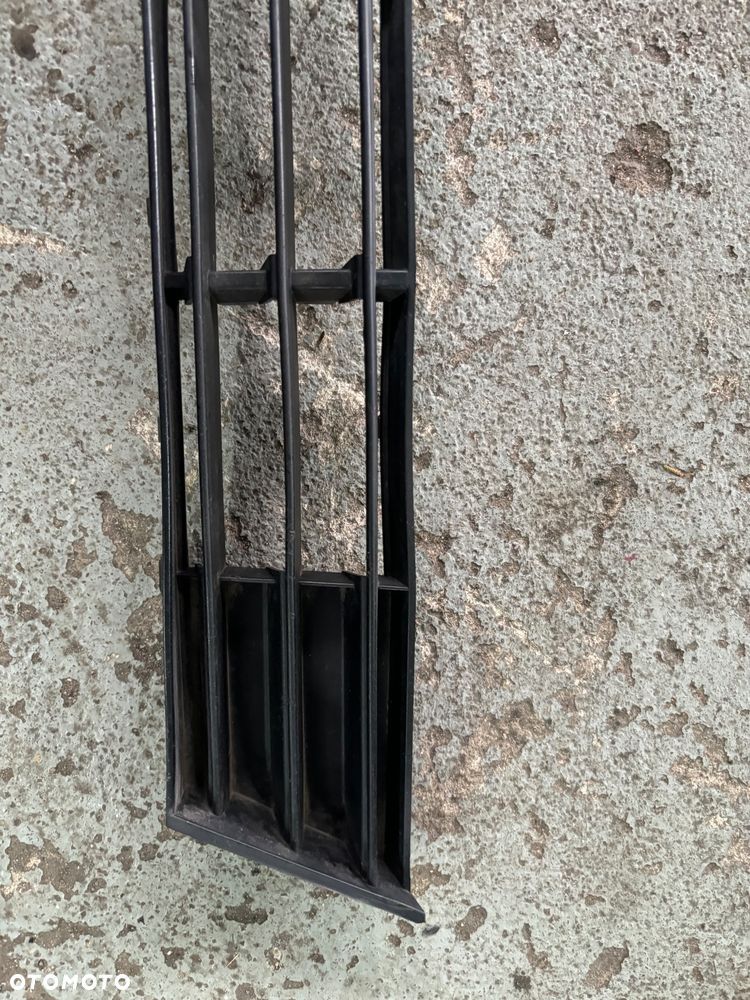 BMW F10 KRATKA SRODKOWA ZDERZAKA 7331724 - 2