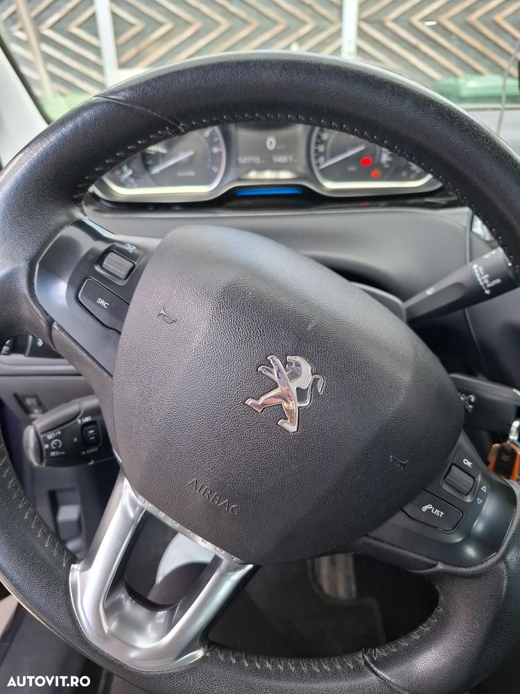 Peugeot 208 120 VTI Allure - 1