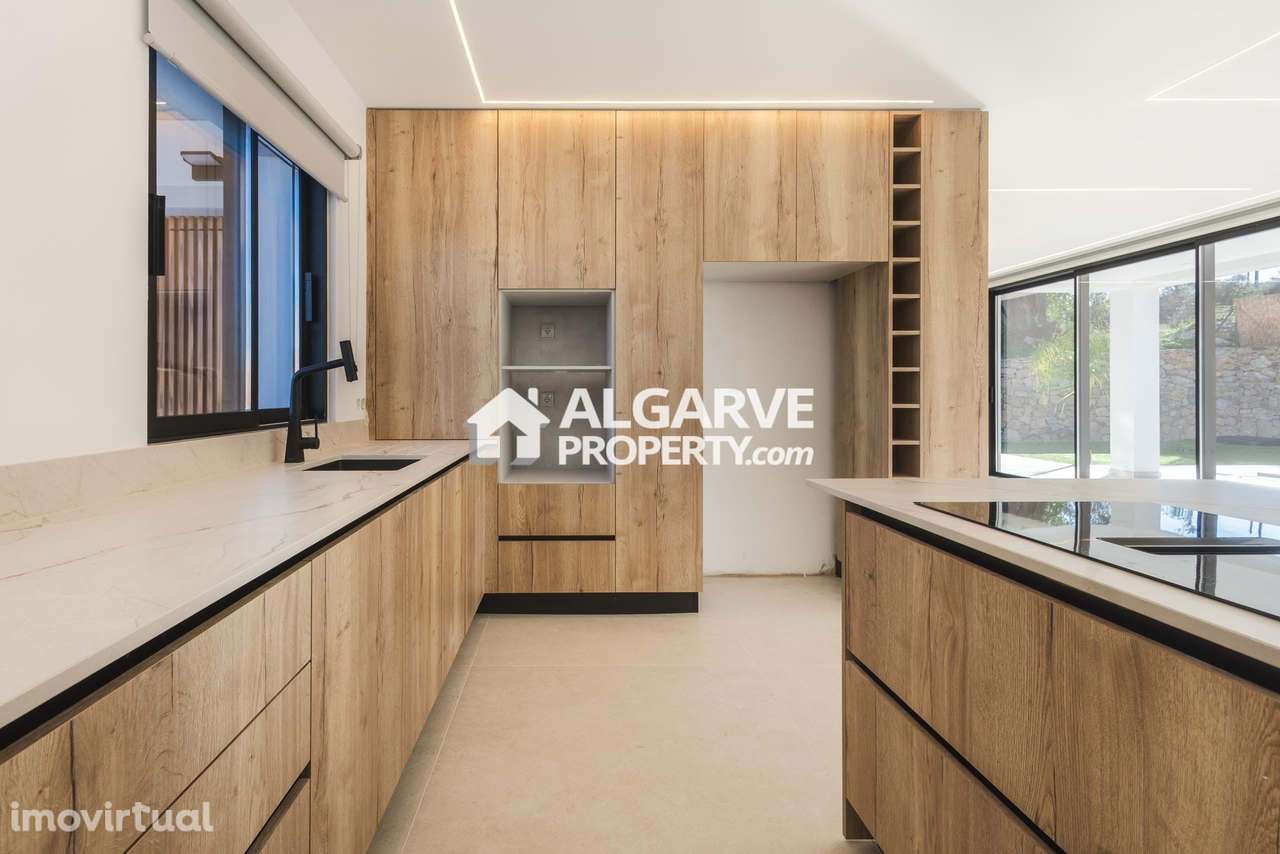 Moradia V3 a estrear de estilo contemporâneo entre Loulé e São Brás de - Grande imagem: 3/45