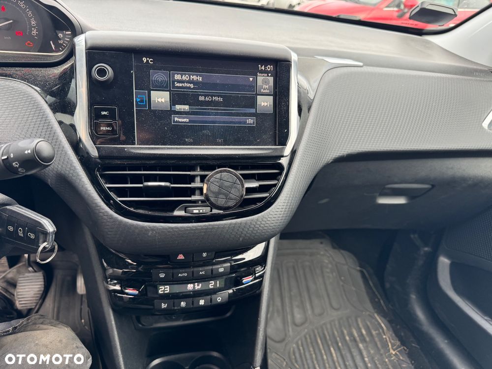 Peugeot 2008 1.6 BlueHDi Allure S&S - 19