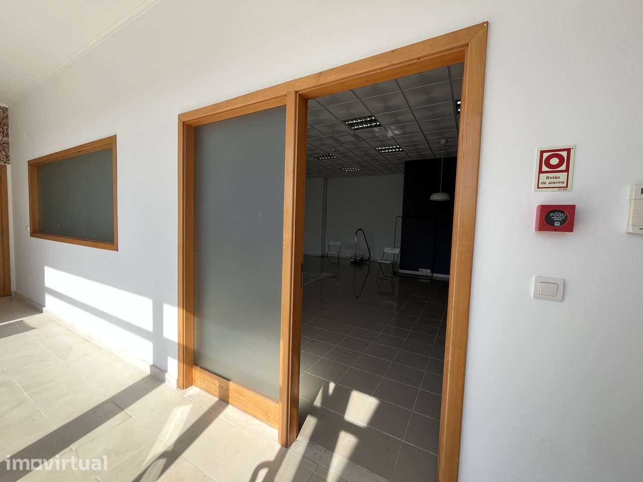 Escritório amplo c/ WC e AC na entrada norte de Torres Vedras! - Grande imagem: 4/23