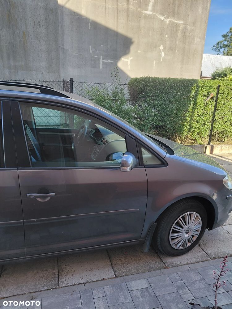 Volkswagen Touran - 4