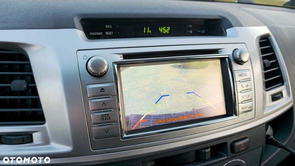 Toyota Hilux 2.5 D-4D SR - 12