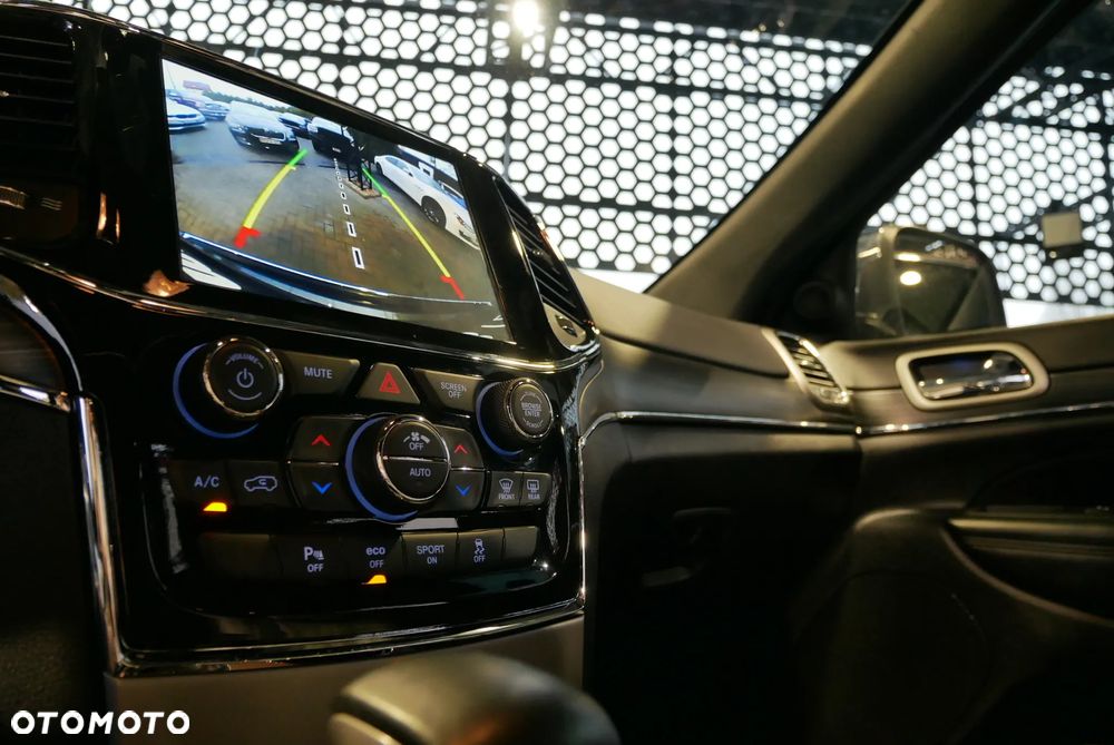 Jeep Grand Cherokee - 24