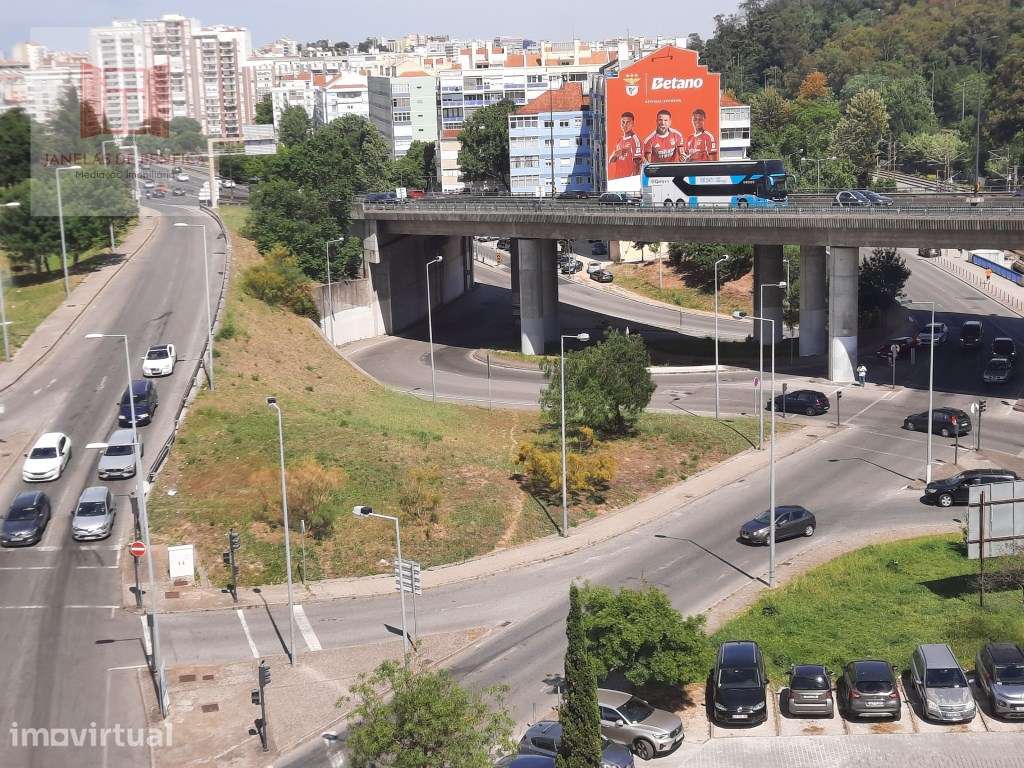 T2 c/ varandas, 1 lugar de estacionamento, junto estação de Benfica - Grande imagem: 2/18