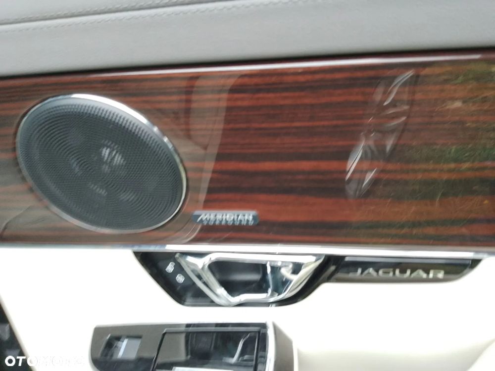 Jaguar XJ 3.0 T AWD R-Sport - 22