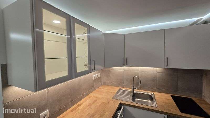 Pequeno apartamento r/c, em Queijas, zona sossegada - Grande imagem: 3/12