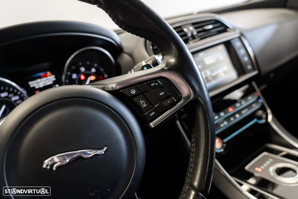 Jaguar XE - 15