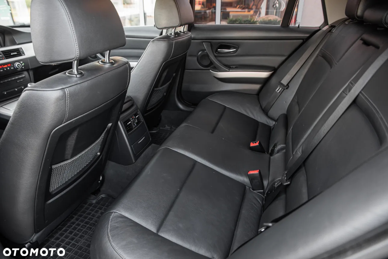 BMW Seria 3 325xi Touring - 8
