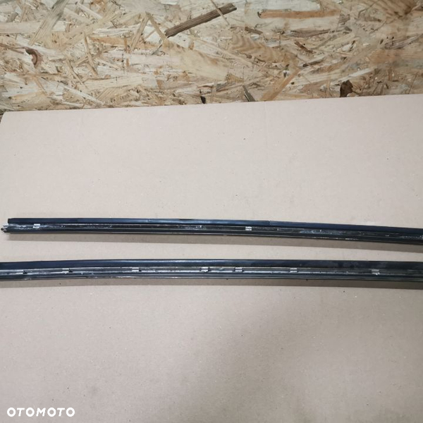 BMW E24 635CSI EUROPA RYNIENKA ŚRODKOWA PRAWA/LEWA CHROM  NR. 51131869621 OEM
