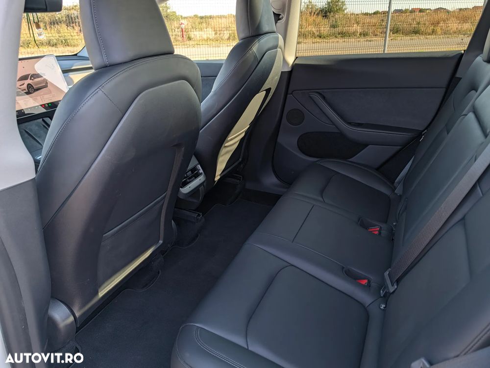 Tesla Model Y - 8
