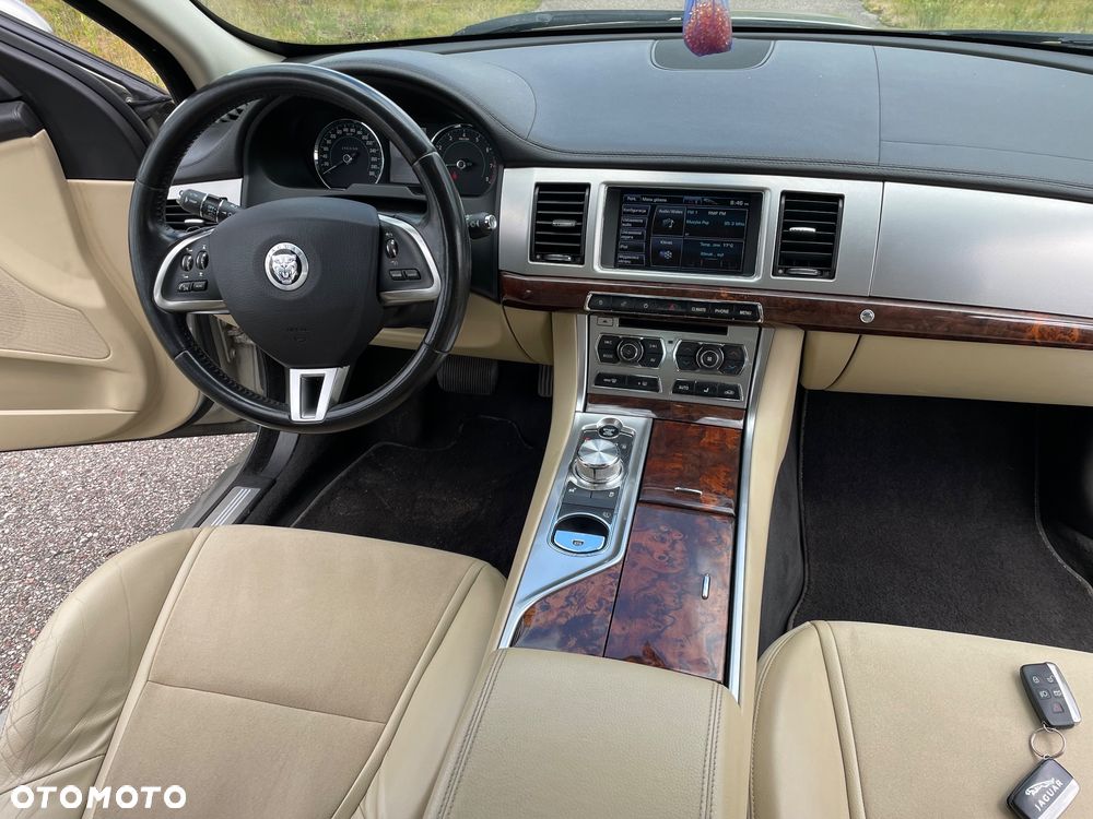 Jaguar XF 2.0 T Luxury - 9