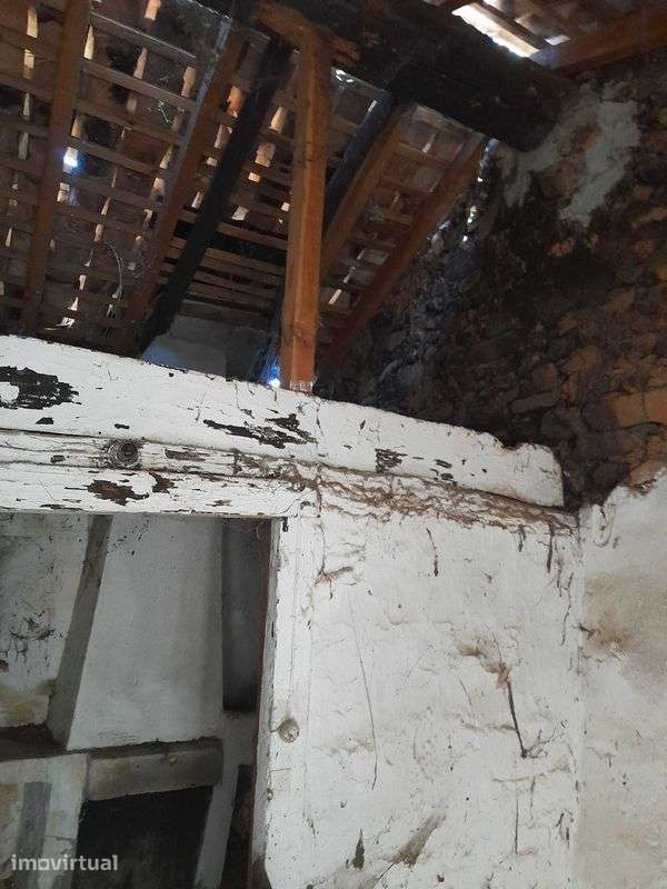 Ruina em pedra na Aldeia. - Grande imagem: 5/10