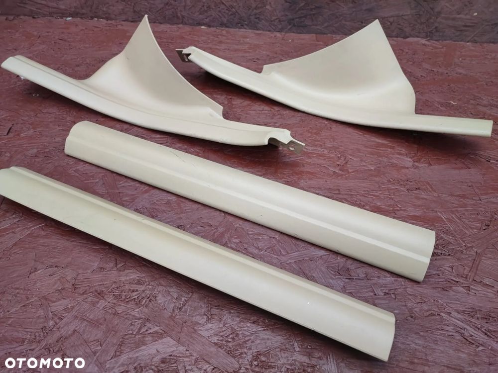 BMW E60 / E60 LCI / E61 / E61 LCI.ORYGINALNE DOLNE OSŁONY USZCZELEK DRZWI / OSŁONA PROGU TYŁ / PRZÓD / LEWA / PRAWA W KOL. BEŻOWYM. O NR: 7 069 515 / 7 069 519 / 7 069 520 OEM. W BARDZO DOBRYM STANIE. - 1