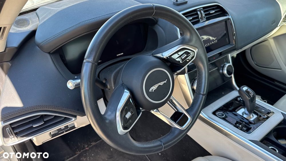 Jaguar XE 2.0 D Prestige - 27