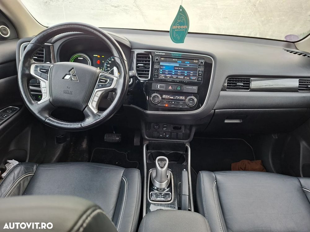 Mitsubishi Outlander 2.0 4WD Top - 27