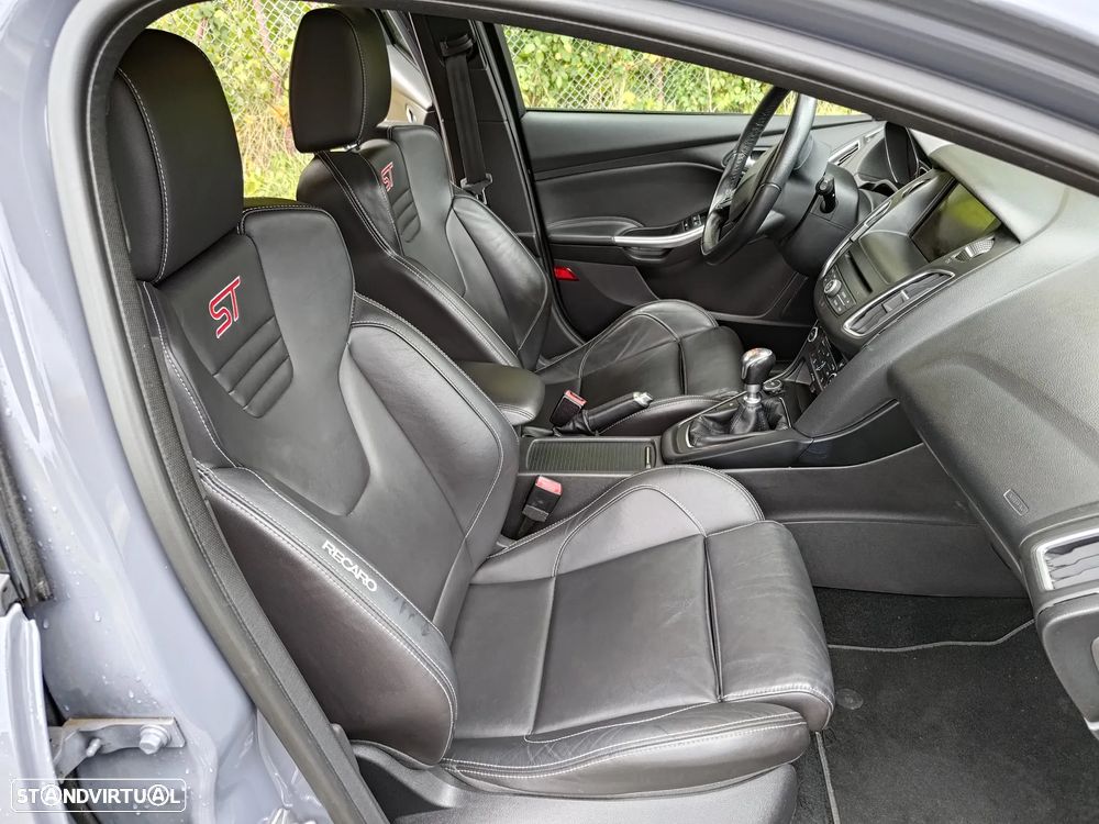 Ford Focus 2.0 EcoBoost ST c/ Pack Pele Desportiva - 10