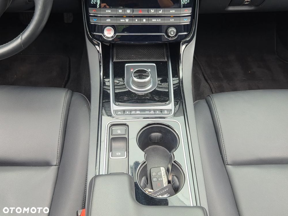 Jaguar XE 2.0 T Prestige - 20