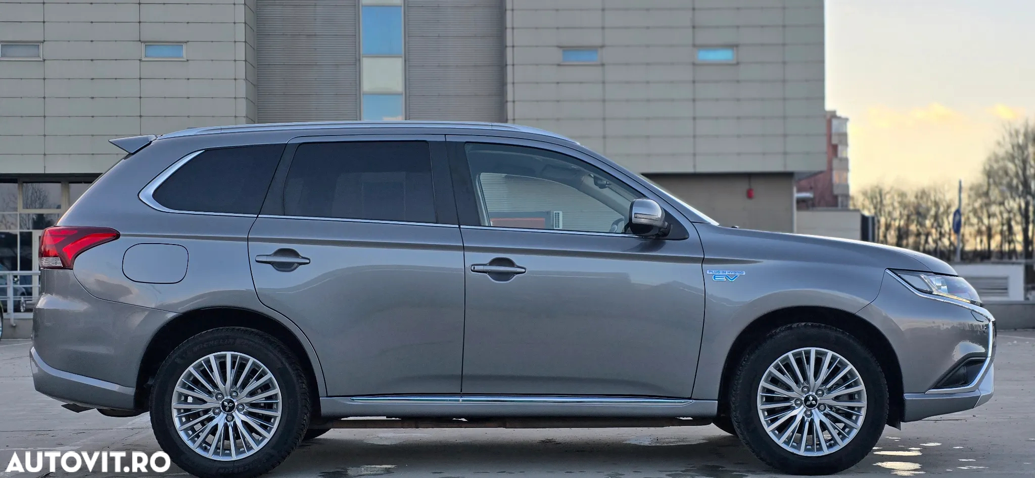Mitsubishi Outlander 2.4 4WD Plug-In Hybrid - 21