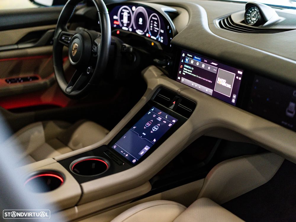 Porsche Taycan Sport Turismo - 26