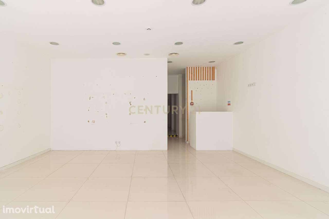 Loja com 129 m² em zona central com elevada visibilidade - Arrendament - Grande imagem: 2/11