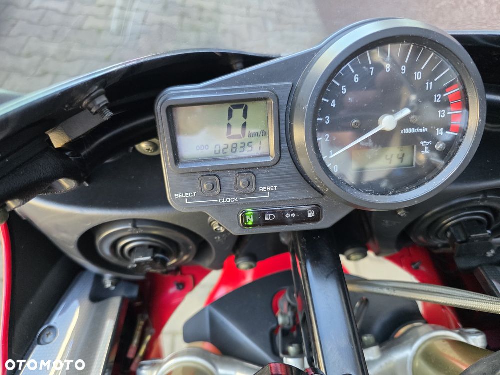 Yamaha R1 - 9