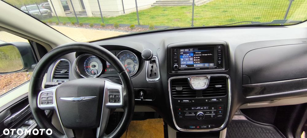 Chrysler Town & Country - 10