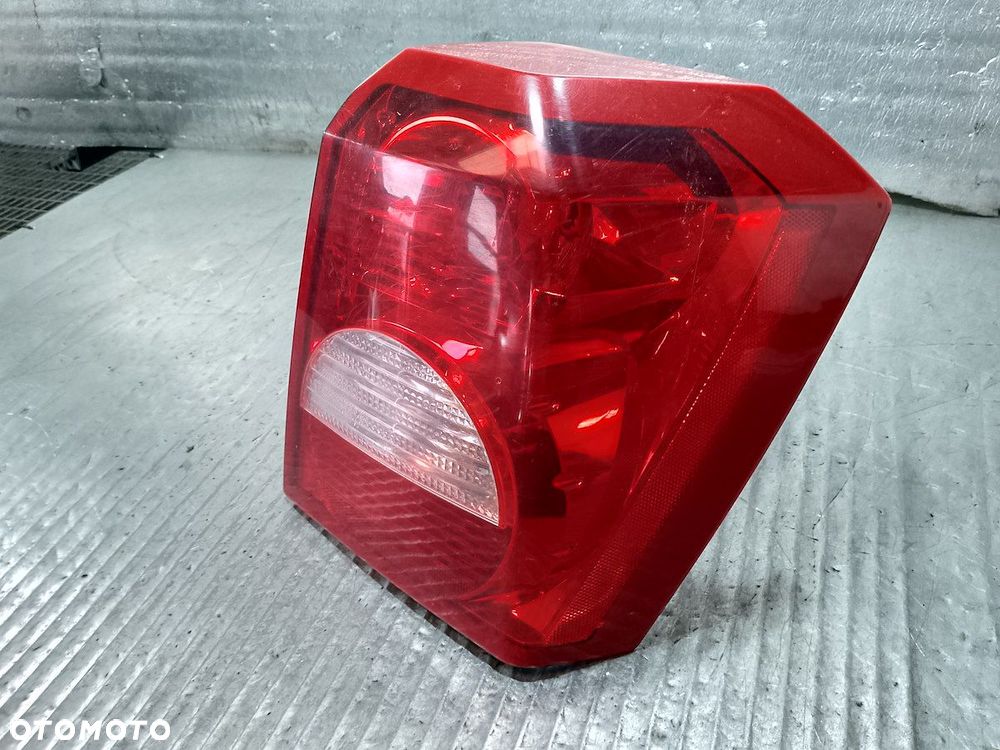LAMPA TYLNA PRAWA DODGE CALIBER 320078B  05303752A  05303880A - 2