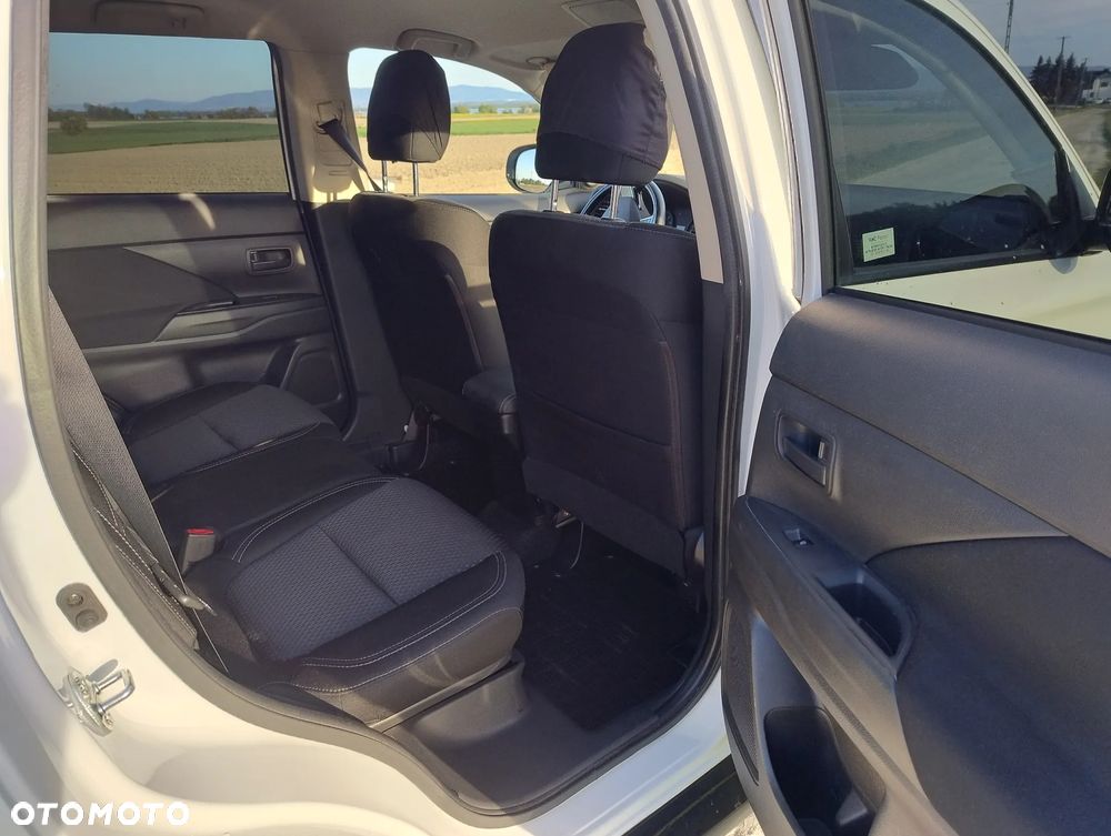 Mitsubishi Outlander 2.0 Invite + 2WD - 14