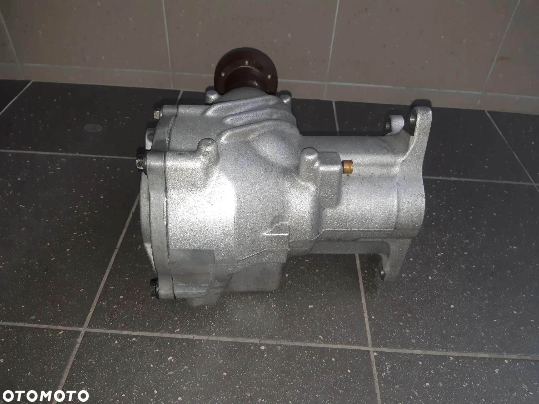 PRZEKŁADNIA KĄTOWA REDUKTOR VOLVO skrzynia rozdzielcza + tuleja3.2B P31325186 30735851 - 5