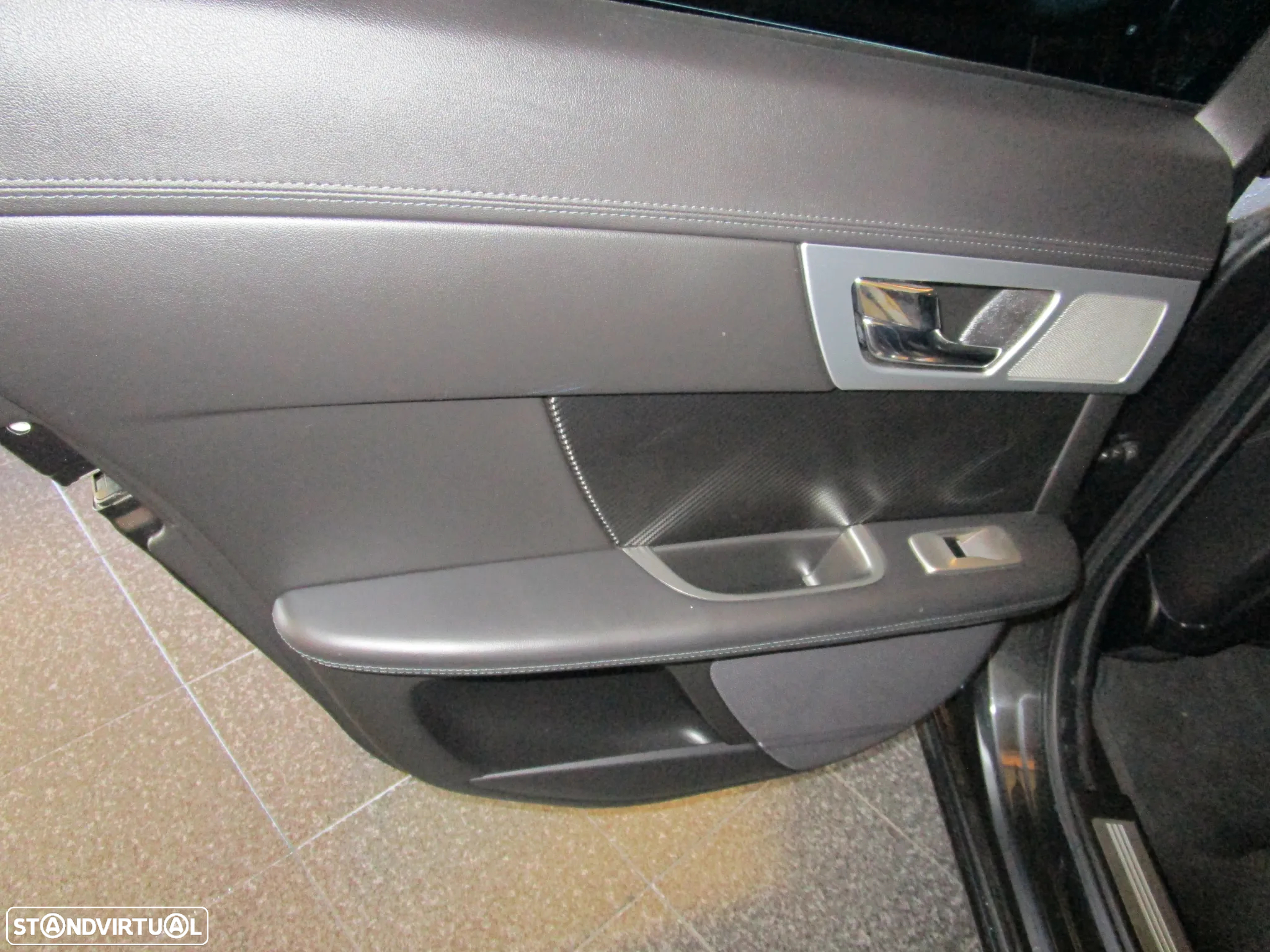 Jaguar XF 2.2 D R-Sport - 36