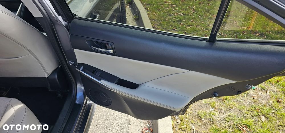 Lexus IS 300h Elegance - 30