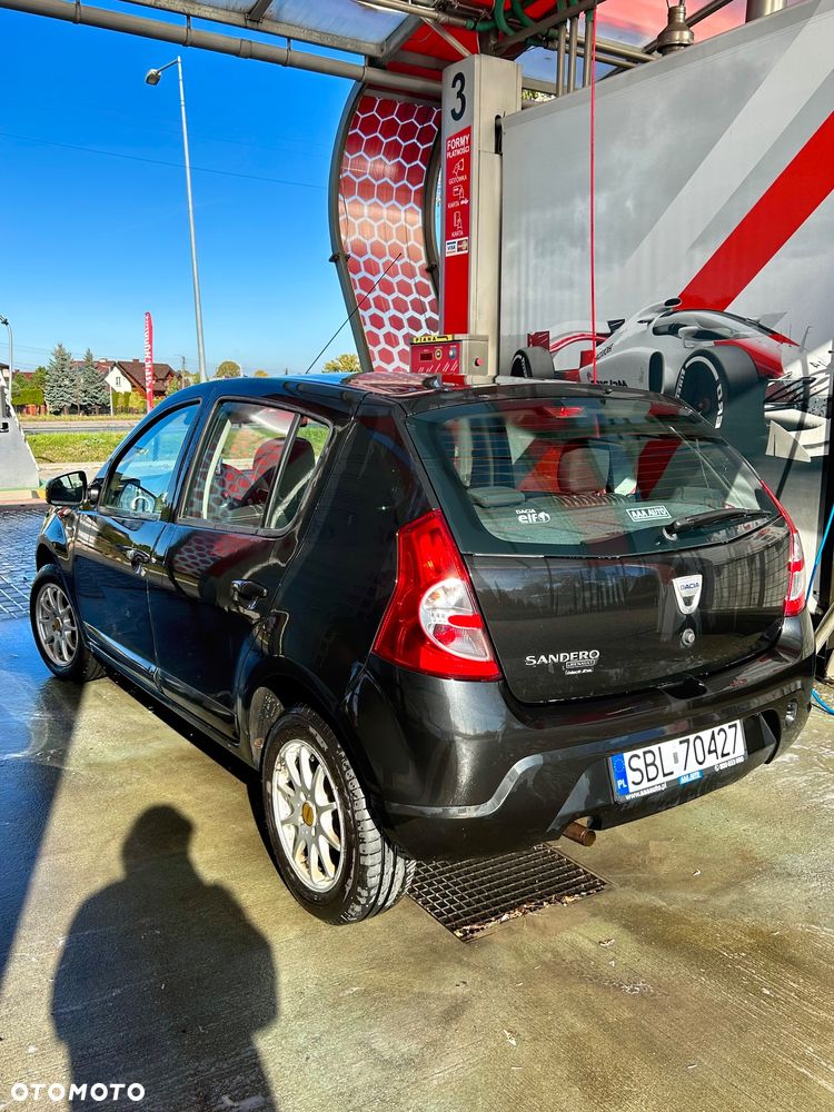 Dacia Sandero 2010 photo 3