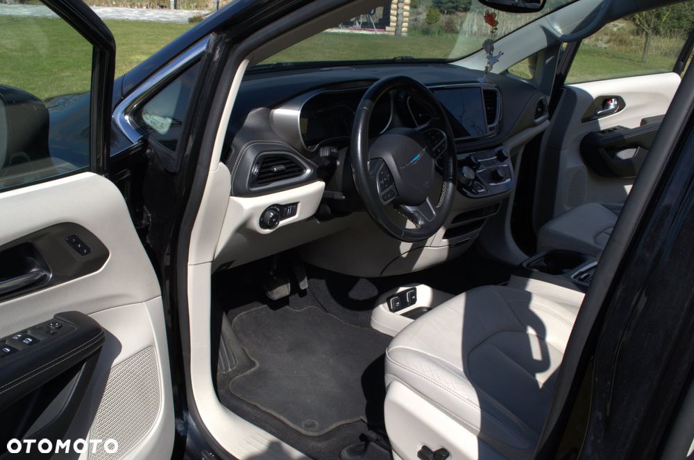 Chrysler Pacifica - 16