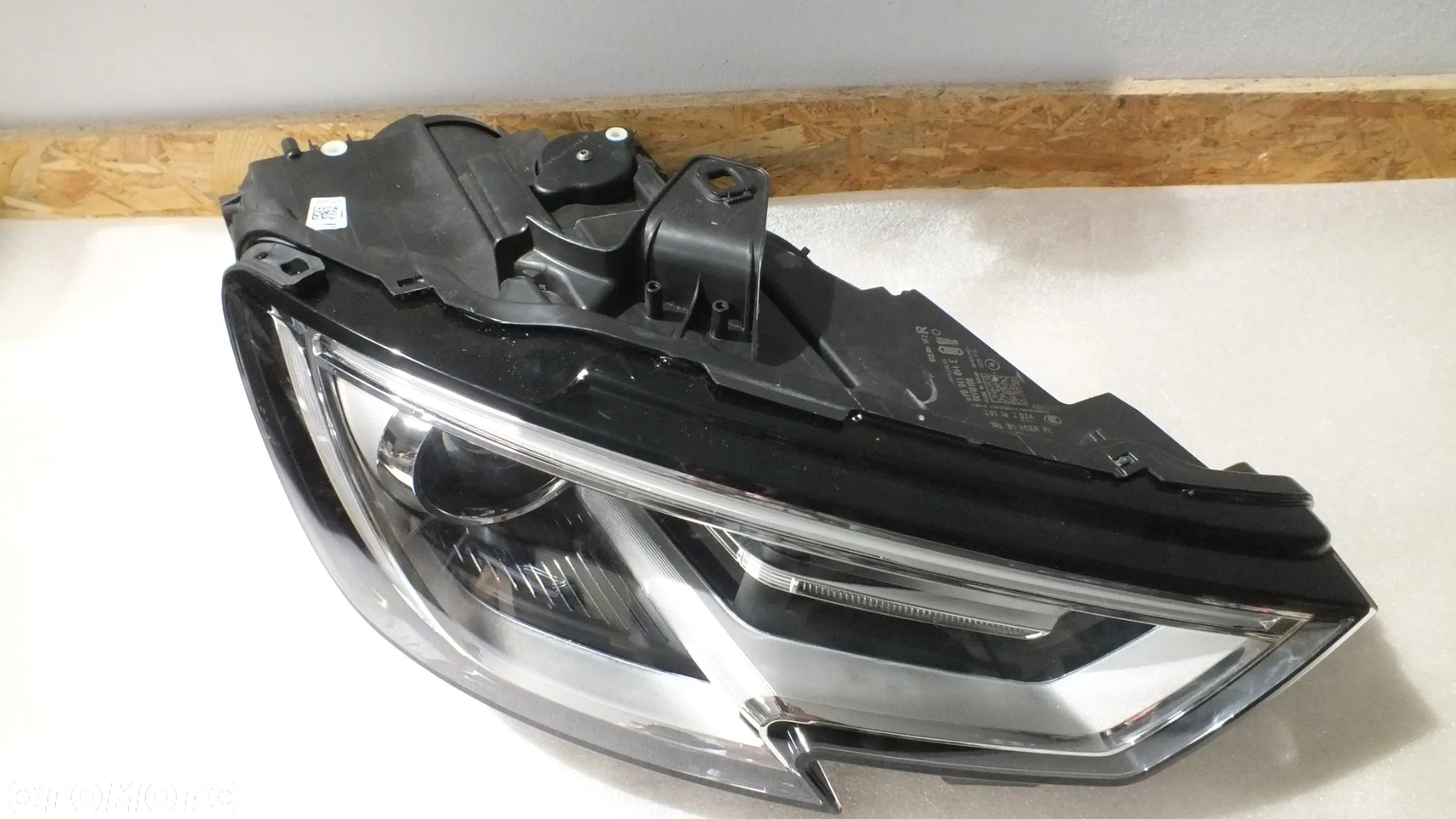 Xenon prawy Audi A1 8V0941044E - 2