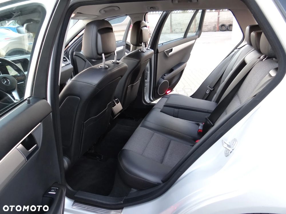 Mercedes-Benz Klasa C 180 CGI BlueEff Avantgarde - 37